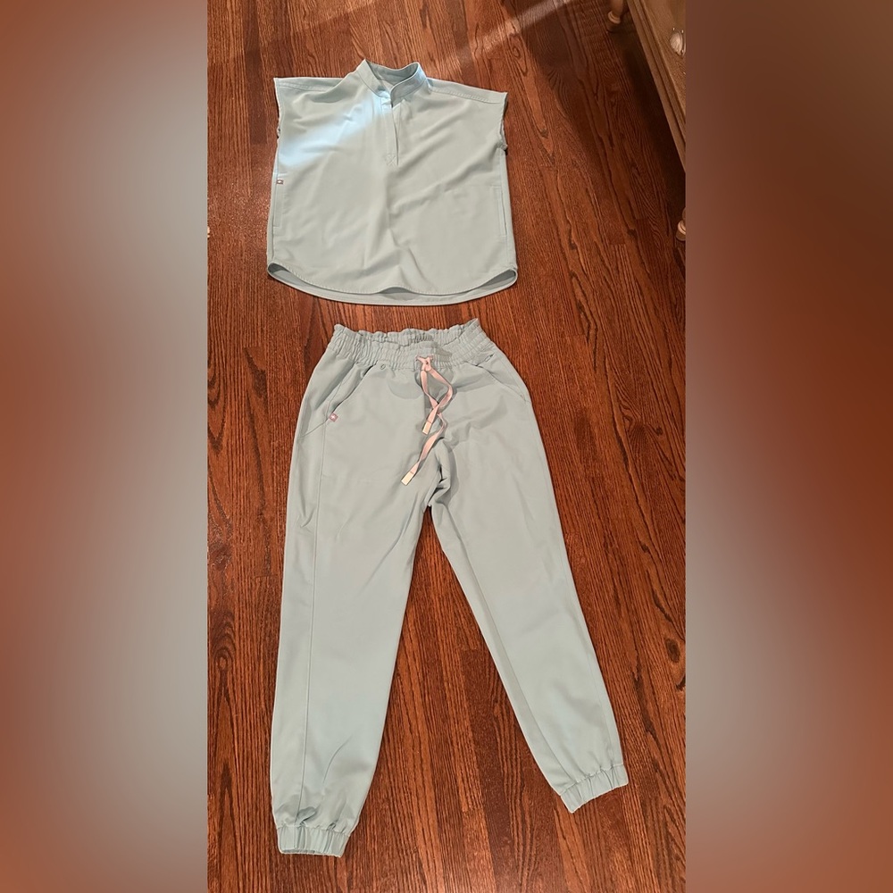 Figs scrubs set